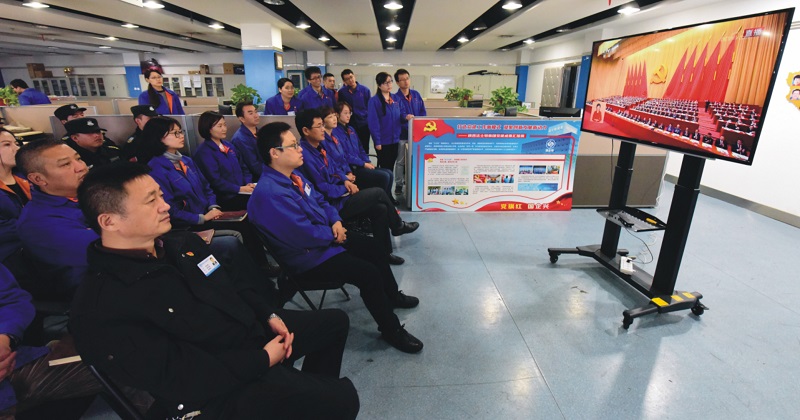 4.黨的十九大在北京人民大會堂隆重開幕，集團公司廣大黨員員工準時走進黨員活動室、車間會議室和辦公室觀看開幕會盛況。.jp